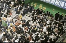 观众席上球迷们激情高涨，为队员们呐喊助威